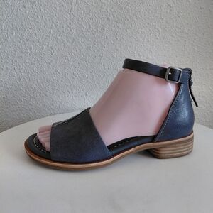 New without box  Soft Faxyn Womens Ankle Straps Stacked Heel Leather Sandals